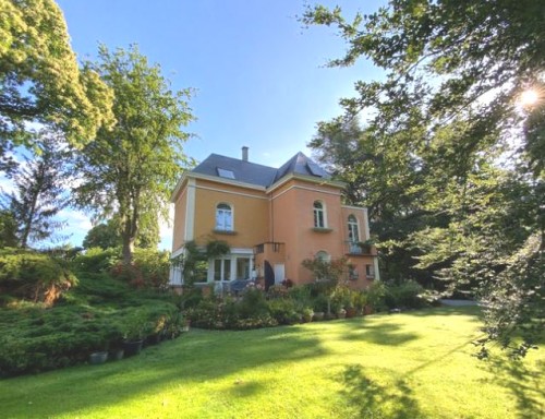 Superbe villa de 5 chbr avec parc/jardin (+-4500m²) + possibilité de louer une dépendance. 
