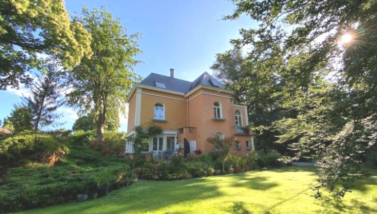Superbe villa de 5 chbr avec parc/jardin (+-4500m²) + possibilité de louer une dépendance. 