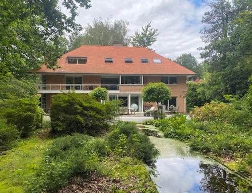 Splendide app rez de 175m² dans villa et superbe jardin prive de 10 ares