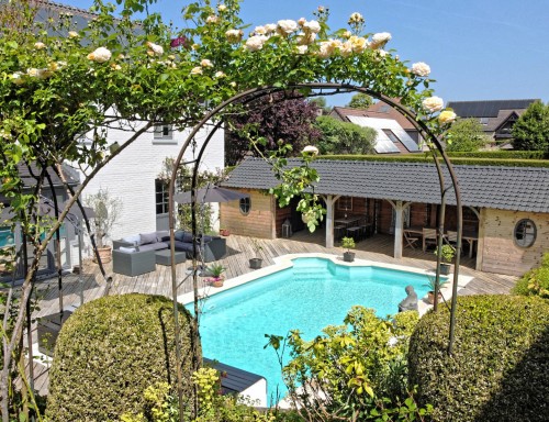 Magnifique villa (+-700m²) - 8 chambres s/terrain 13 ares – piscine - garages