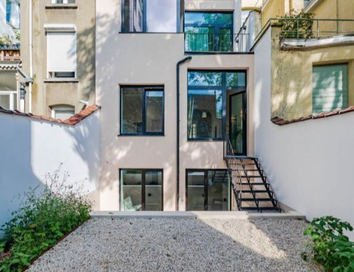 Luxueux rez-jardin avec 3 chambres / Quartier du Châtelain.