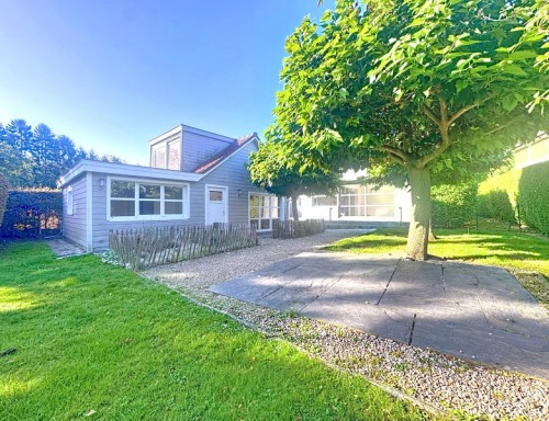 Belle maison (+-177m²) avec dépendance (+-55m²) / Proche du Lycée Français.