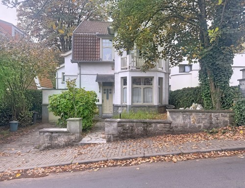 Belle villa 4 chambres et jardin (+-550m²) / Proche du Lycée Français.